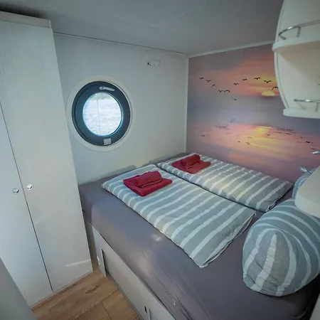 Luxurioeses Hausboot Roma Woma D13 Ботель Фюрстенберг