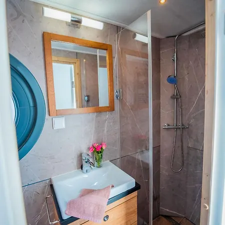 Luxurioeses Hausboot Roma Woma D13