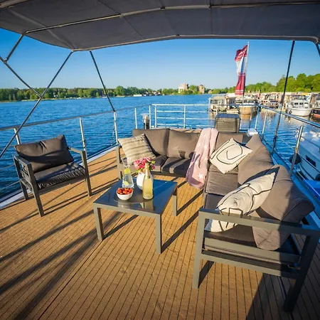 Luxurioeses Hausboot Roma Woma D13 Úszó hotel