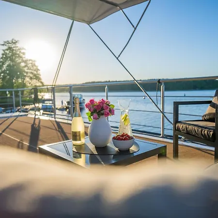 Luxurioeses Hausboot Roma Woma D13 Úszó hotel Fürstenberg-Havel