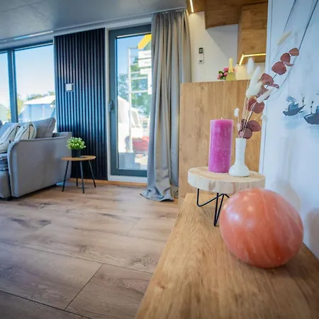 Luxurioeses Hausboot Roma Woma D13 Úszó hotel