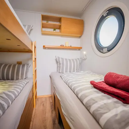 보트호텔 Luxurioeses Hausboot Roma Woma D13 *