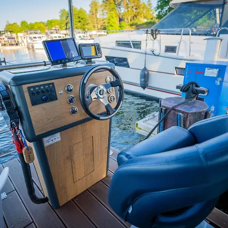 보트호텔 Luxurioeses Hausboot Roma Woma D13 Fürstenberg-Havel
