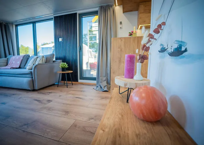 بوتيل Luxurioeses Hausboot Roma Woma D13 *