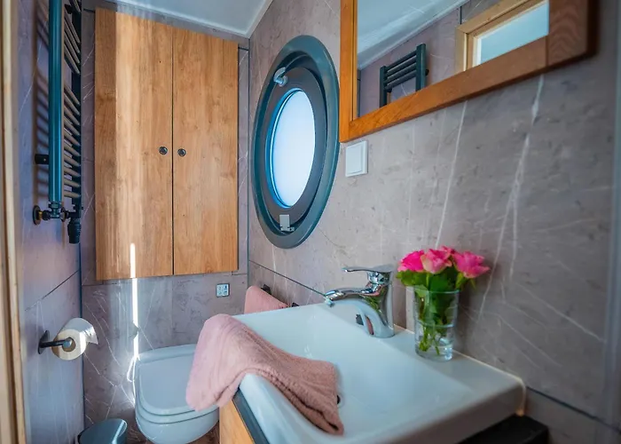 بوتيل Luxurioeses Hausboot Roma Woma D13