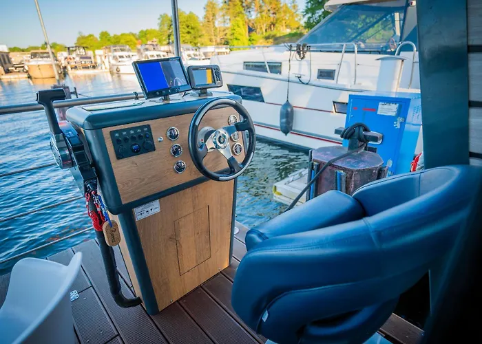 Luxurioeses Hausboot Roma Woma D13 * Fürstenberg-Havel